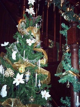 Entry Victorian Tree at Christmas